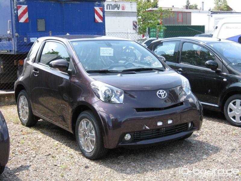 Der iQ frisch vom Transporter auf dem Hof des Händlers (1)