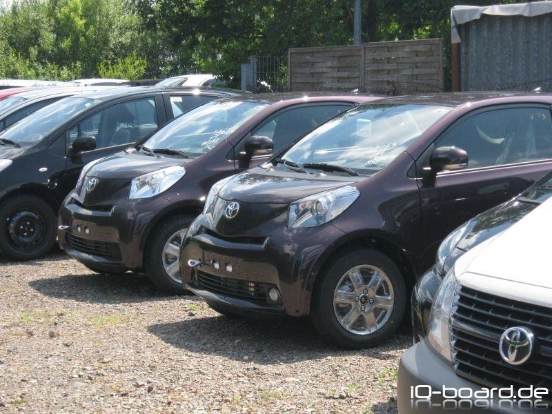 Der iQ frisch vom Transporter auf dem Hof des Händlers (2)