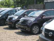 Der iQ frisch vom Transporter auf dem Hof des Händlers (2)