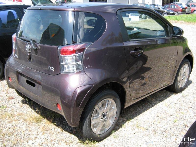 Der iQ frisch vom Transporter auf dem Hof des Händlers (4)