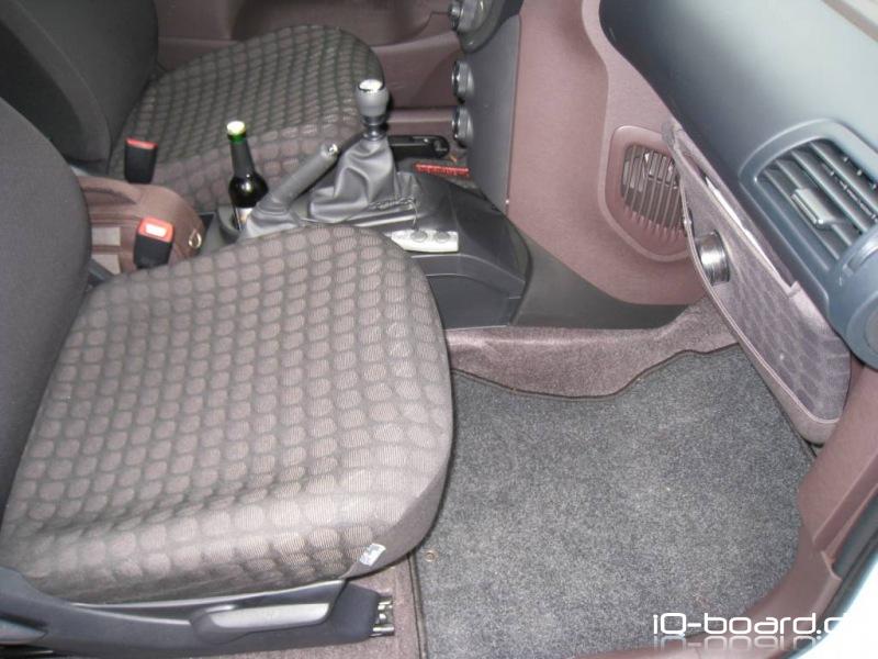 Subwoofer Pioneer im iQ - Subwoofer unterm Sitz versteckt