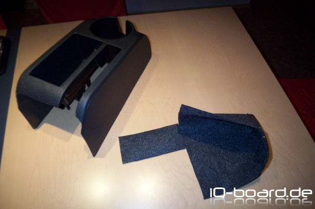 zurecht geschnittener Filzeinsatz wird geklebt