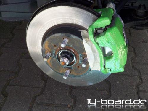 Bremssattel wird gerade lackiert (1. Schicht)