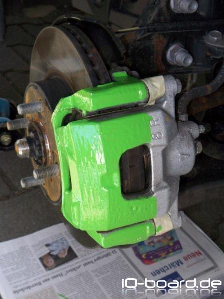 Bremssattel wird gerade lackiert (1. Schicht)