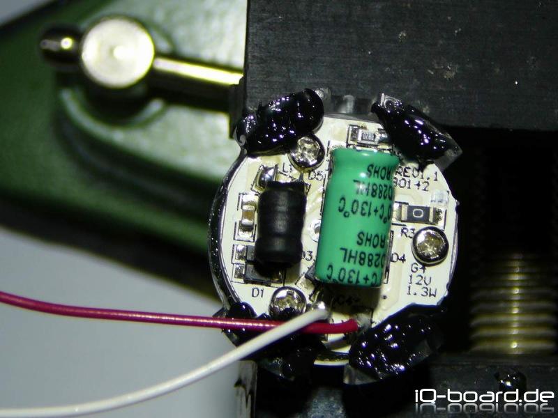 Als Kleber: Silikon, trennbar.