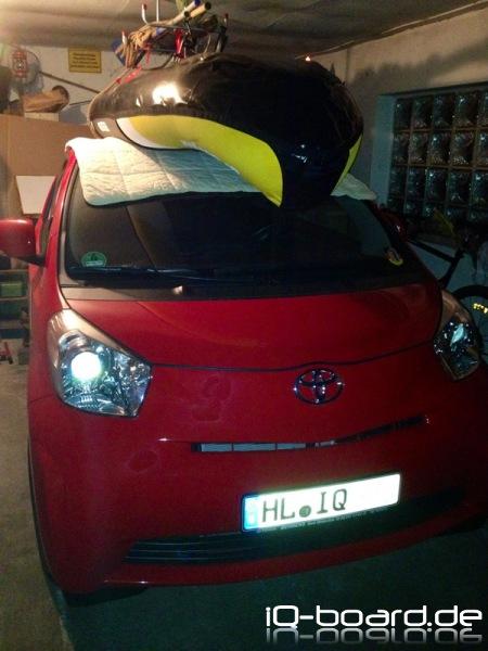 Kanu-auf-dem-Toyota-IQ