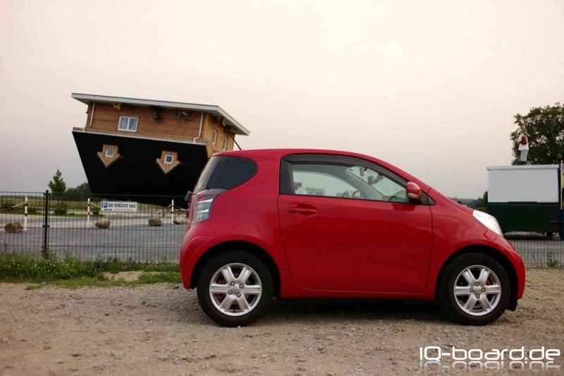 Haus-steht-auf-dem-Kopf