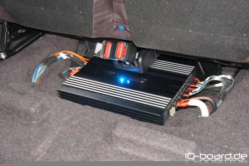 Verstärker unter derRücksitzbank