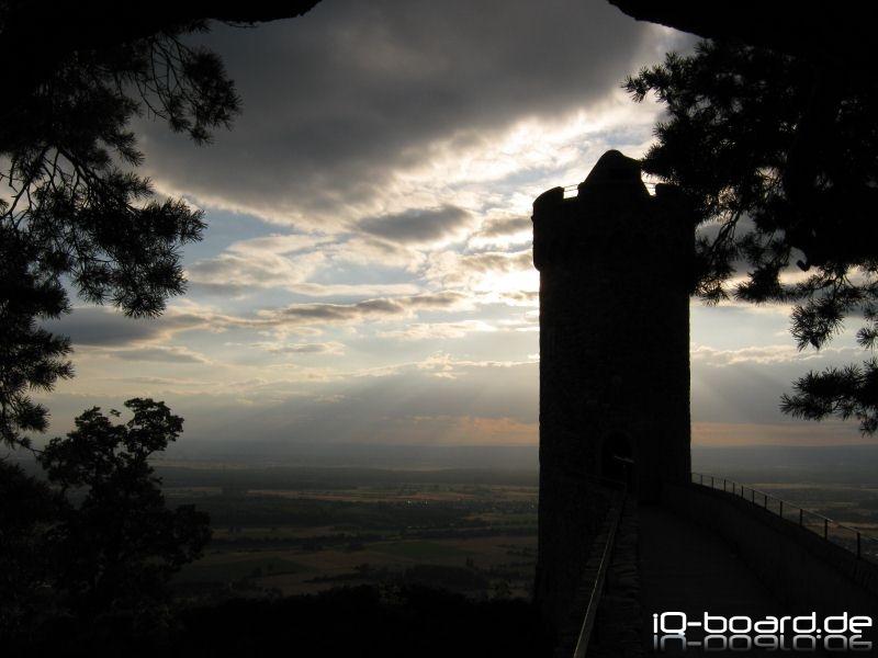 Der nördliche der beiden Türme. Von dort oben hat man einen herrlichen Blick in Richtung Frankreich. Etwas schwindelfrei sollte man aber schon sein.