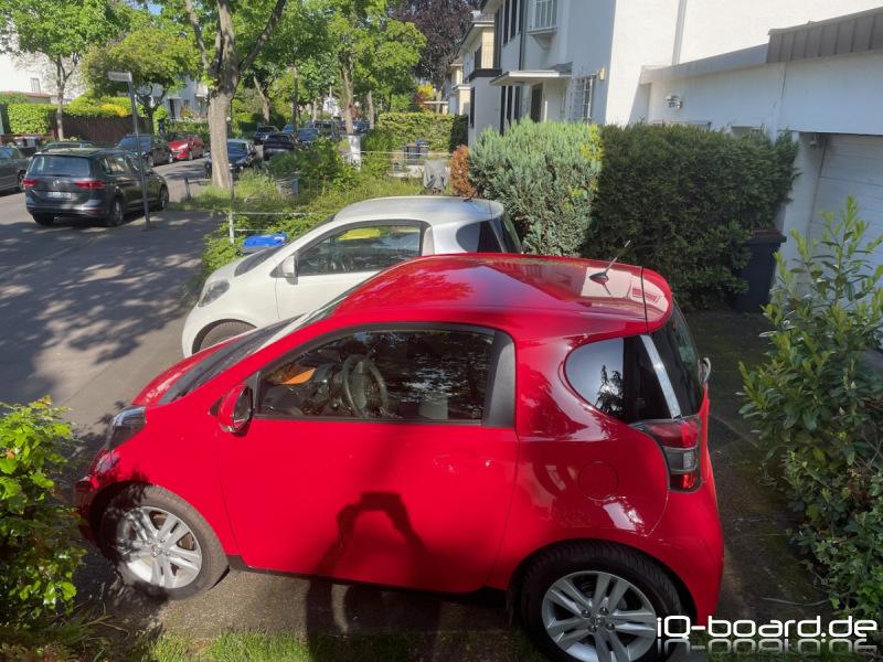 2024 iQ rot und weiß