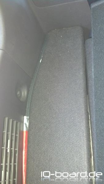 Sicht auf geschlossene Klappe der Kofferraumbox